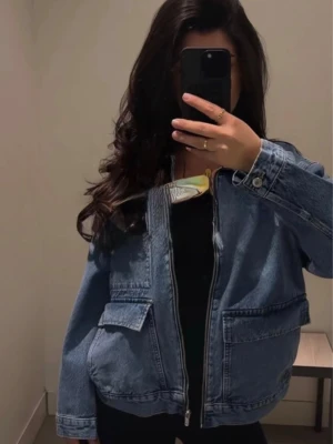 Jeansjacka - Snygg jeansjacka från H&M, väldigt bra skick i storlek S!!💙