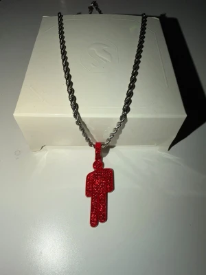 Rött billie eilish blohsh halsband - INTE ÄKTA. 55 cm lång kedja, 4 cm blohsh. Inspireras av billie eilish 🩷 