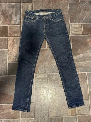 Nudie jeans - Snygga mörkblå jeans från nudie jeans. Säljer pga att dem är försmå för mig. W32 L32 hör av dig vid frågor 