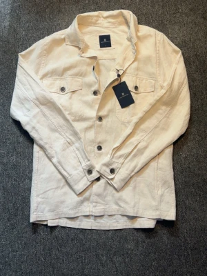 Beige overshirt från Jacob&Hansen - Overshirt i beige färg från Jacob&Hansen | Helt ny | Nypris 1999 | Storlek M |