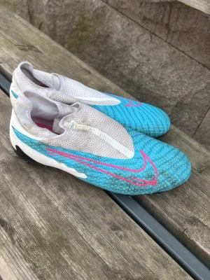 Fotbollskor Nike! - Ett par sjysta Fotbollskor som passar perfekt för att köra nån gång ibland! Sänker pris vid snabb affär🤝