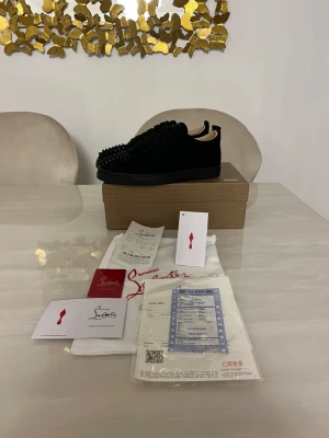 Svarta loubs med spikar - Säljer ett par mycket fina och unika skor i färgen svart med spikar| storlek 43 | helt nya utan tags på | allt på bilderna medföljer:)