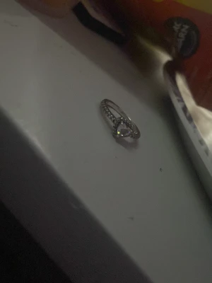 Promise ring  - Säljer min promise ring. Köptes för 1200kr och säljer för 900, haft denna i 6 månader och inget rost( rostfritt). 