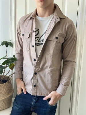Hollister overshirt  - Hollister overshirt - hur snygg som helst. Inga defekter! Modellen i bilderna är 180 cm 75 kg och bär Storlek S , Kom med frågor! 🌟 (Kan gå ned i pris vid köp av paket 😉) 