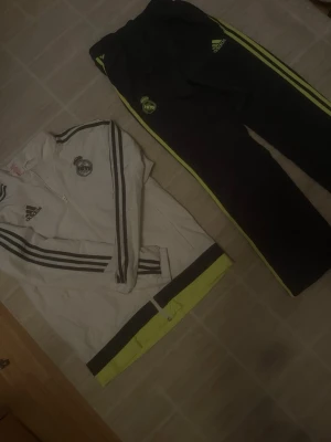 Real Madrid tracksuit - Säljer ett Real Madrid träningsset/ tracksuit otroligt fet set skick 10/10 