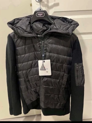 Moncler cardigan jacka M herr varm o skön  - Helt ny utan pris lapp inga hål inget smuts,hål eller fel på den!