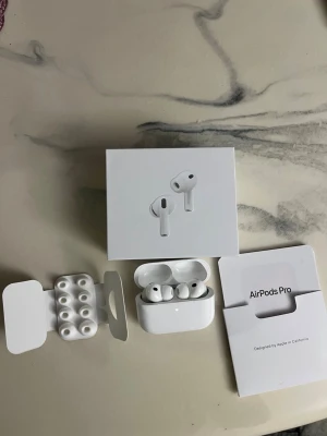 AirPods pro 3 (2025) – fint skick, original 🎧 - Säljer Apple AirPods pro 3 (2025) i mycket fint skick. Allt fungerar utan problem – bra ljud, stabil anslutning och bra batteritid. Originalprodukt från Apple, inga kopior.  • Skick: 9/10 – välskötta och rengjorda • Inga repor eller skador • Original USB‑C‑fodral ingår • Rengjorda och klara att användas • Serienummer kan delas för äkthetskontroll  Nypris ca 2495 kr – säljes då de inte används.  Skriv om du vill ha fler bilder. 