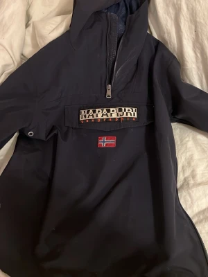 Napapijri mörkblå jacka  - Snygg men kom inte till användning passar lite för litet för mig som e 164