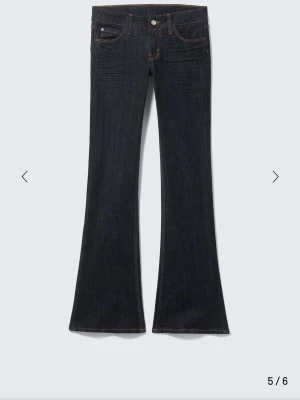Mörkblå bootcut jeans från Cheap Monday - Säljer ett par Booty bei low waist jeans från Weekday/cheap Monday i färgen Blue Rinse. Helt nya och aldrig använda💕 ny pris 399kr men säljer nu för 299kr. Storlek 26-34🤍