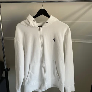Vit zip hoodie från Ralph Lauren - Säljer en vit zip hoodie från Ralph, skriv om ni har några frågor