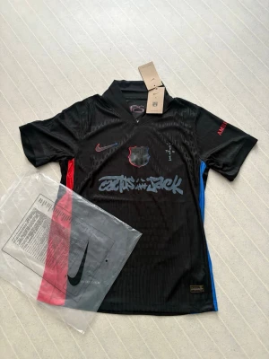 Svart Nike x FC Barcelona tröja - En snygg Barcelona tröja helt ny hör av er vid frågor📲