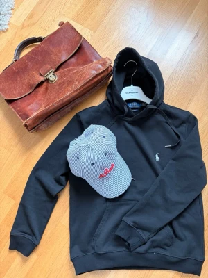 Ralph Lauren hoodie - Säljer nu en svin chill hoodie från Ralph Lauren i mycket bra skick🤗 Perfekt tröja för alla tillfällen✅ Var inte rädd för att ställa fler frågor👊