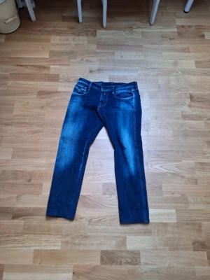 Blå replay hyperflex jeans - Säljer ett par riktigt sköna Replay Hyperflex jeans i storlek 30. Superskönt stretchmaterial som gör dem väldigt bekväma och följsamma  perfekta både till vardags och lite mer uppklätt.