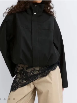 Svart jacka med hög krage från Gina Tricot - Intressekoll på min jacka  från Gina Tricot med hög krage och tryckknappar framtill. Slutsåld i butik och online. Svalare jacka  