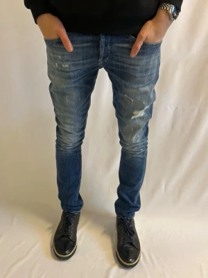 Dondup George  - Tja! Säljer nu dessa sjukt eftertraktade blå  Dondup George med original slitningar från frabrik. Se storlek nedan. Jeansen är i mycket bra skick.                                                                     Nypris: 3500kr                                                                 Säljs för: 799kr                                                                 Tveka inte på att höra av er vid intresse eller frågor!