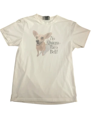 Vit T-shirt med tryck - Skick: Mycket bra, använd men inget synbart. Storlek: L men sitter som S/M  