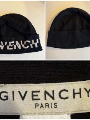 Svart mössa från Givenchy - Snygg svart mössa från Givenchy med uppvikt kant och stor vit logotyp framtill. Klassisk och stilren design som passar perfekt till streetwear eller för att lyfta din outfit. Tillverkad i mjukt stickat material för skön känsla.