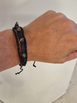 Armband punk justerbart - Armband punk justerbart. 5,5 cm- 7 cm. PU läder.