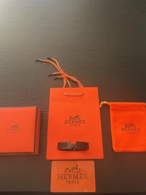Svart H trendigt armband  - Snyggt H armband. Perfekt för den som vill sticka ut något extra
