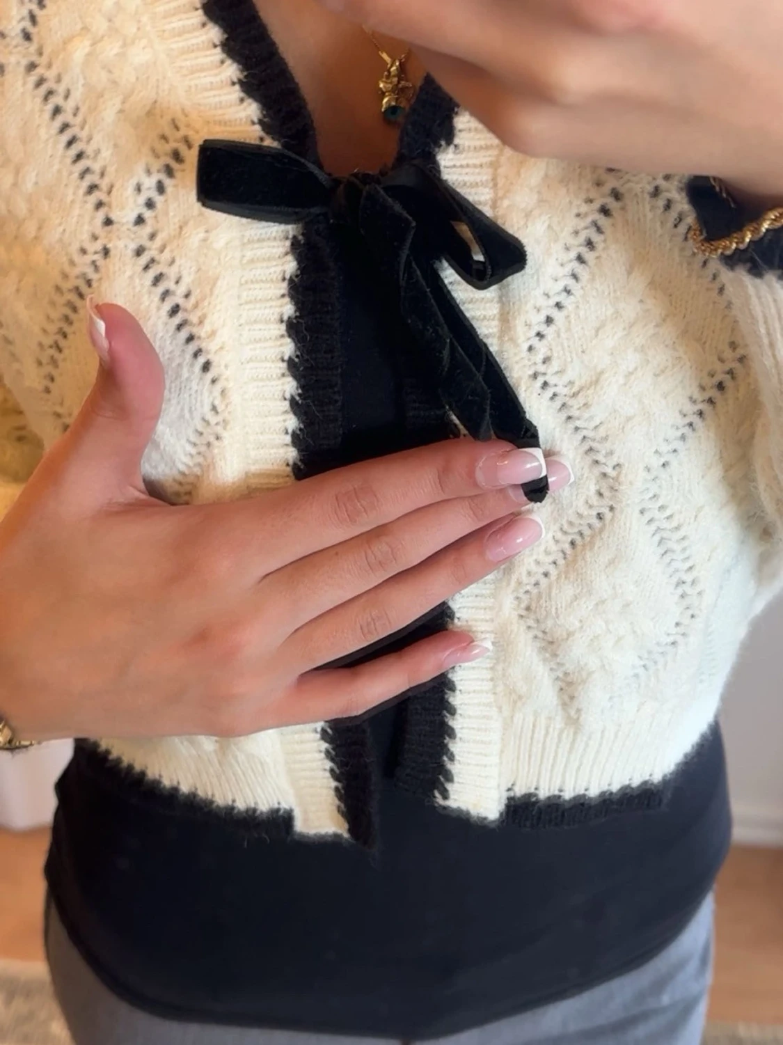 Vit stickad kofta med svarta detaljer - 2