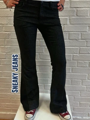 Sneaky Jeans - Det här är våra ”Sneaky Jeans” i ormskinnsmönster i storlek S/36. Mått: 37 cm rakt över midjan & 80 cm i innerbenslängd.
