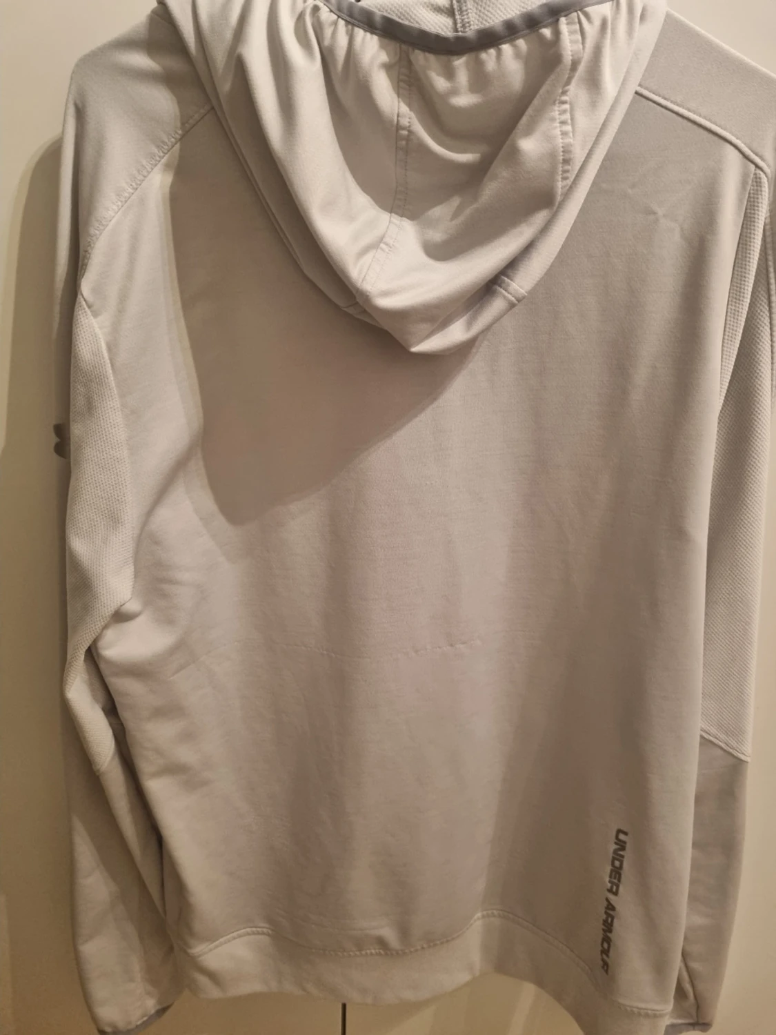 Ljusgrå hoodie från Under Armour - 4