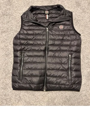  Colmar väst - Säljer en colmar väst i storlek 16 år. Motsvarar 172. Passar mig som är 170 cm lång och väger 57. Västen är i mycket bra skick och märks knappt att den är använd! Hör av er vid frågor och intresse!