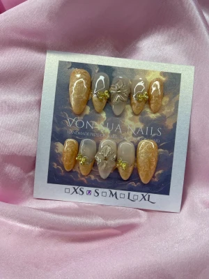Honey 🍯 (S);Medium Almond - Handgjorda press-on naglar i honungstonad pärlemor och nudebas. Naglarna har en medium mandelform och är dekorerade med guldglitter och guldfärgade 3D-detaljer. S: 15 mm, 11,5 mm, 12 mm, 11 mm, 9 mm och designen är elegant och unik.