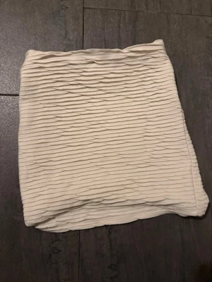 Vit ribbad tubtopp  - Vit tubtopp💗 Andra bilden är outfit inspo😍 (endast solglasögon ligger uppe till försäljning på andra  bilden) Längd på topp: 40 cm och bredd: 36 cm. 