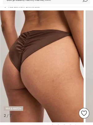 Brun bikiniunderdel - Snygg brun bikiniunderdel. Den har en klassisk, låg midja och smala sidoband. Framhävande scrunch på baksidan. Ny med prislapp kvar i förpackningen. 