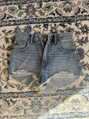 Zara shorts - Zara shorts. Storlek 34. För små men hann inte skicka tillbaka. 