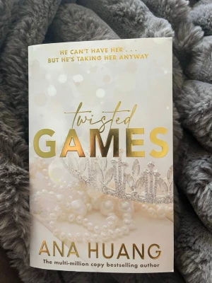 Twisted Games av Ana Huang - Mycket fint skick. Del två i Twistes serien. Skriven på engelska.