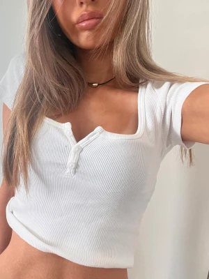 Vit topp - Vit T-shirt topp med knappar 