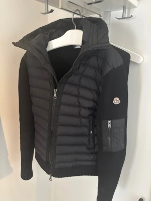 Moncler cardigan  - Tjena kollar vad jag kan få för jackan så skicka pris förslag så går vi från det, jackan är äkta och moncler tagsen och nk påsen kmr med när du får hem den, jätte lite hål på vänstra axeln men det är inget svårt att täcka eller laga