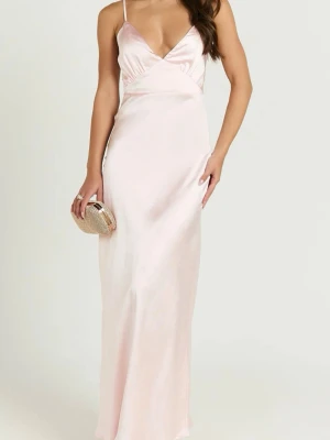 Ljusrosa balklänning från Showpo - Säljer denna ljusrosa långklänning i glansigt satinmaterial med smala axelband och v-ringad urringning. Klänningen är från Showpo, ny pris 110 dollar. Säljer för 900 SEK. ALDRIG ANVÄND