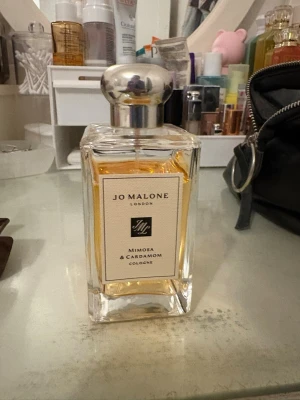 Jo Malone Mimosa & Cardamom Cologne - Exklusiv parfym från Jo Malone i doften Mimosa & Cardamom. Använd parfym, tror det är ca 80 % kvar. 100 ml parfym. 