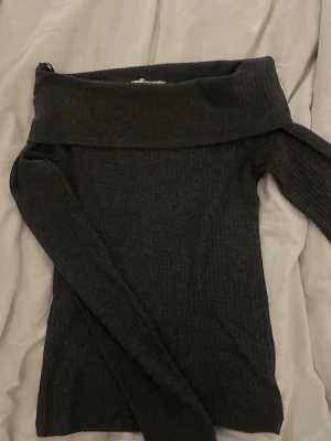 Grå off shoulder tröja  - Grå off shoulder tröja, kan ej se storleken men sitter som xs/s