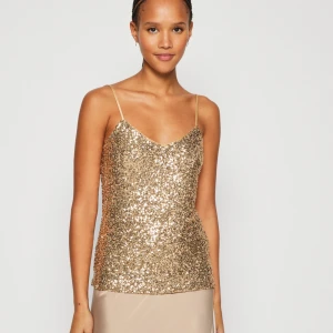 Helt ny guldglittrig paljettopp från Esprit - Helt ny glittrig Esprit linnetopp i guld med smala axelband och v-ringad hals. Toppen är täckt av paljetter och ger en riktigt snygg look. Perfekt för dig som vill sticka ut och glänsa. Strl M men skulle säga att den passar Xs och S lika väl!!