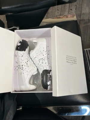 Maison Margiela  - Super sköna margielas med svart splatter | Skick; 10/10 | Strl; 42 | allt og medföljer | Pris kan diskuteras vid en snabb och smidig affär! /Mvh Nitro 🦖