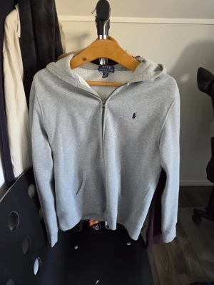 Grå hoodie från Polo Ralph Lauren - Säljer en Polo Ralph Lauren hoodie med dragkedja skriv om du har några frågor