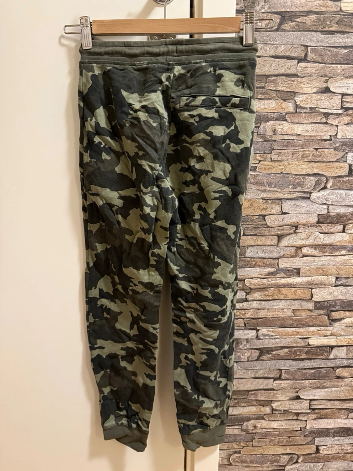 Camo mjukisbyxor med dragkedjor - 1