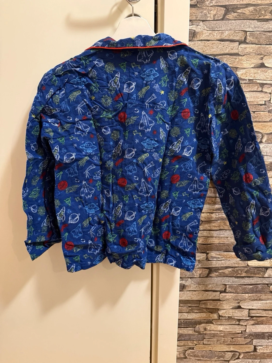 Blå pyjamas med rymdmotiv - 2