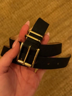 Svart bälte/skärp - Svart bälte/skärp från H&M med guldfärgat spänne och dubbla hällor 💞