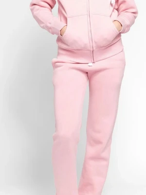 Rosa russemerch zipup - Säljer min ljusrosa russemerch zip up. Den är sparsamt använd, ser ut som ny. Säljer pga den kommer inte till användning. Nypris 749 mitt pris 500