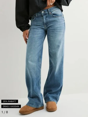 Blåa vida jeans med låg midja - Säljer ett par blåa jeans med låg midja och breda ben. Aldrig använda 