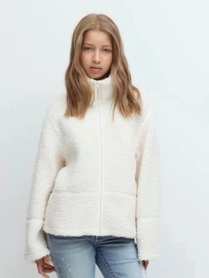 Vit teddyjacka med dragkedja - Mysig vit teddyjacka med hög krage och hel dragkedja framtill. Jackan har en avslappnad passform och är gjord i fluffigt, mjukt material som ger en trendig look. Perfekt att slänga på sig över en hoodie eller t-shirt för extra värme.