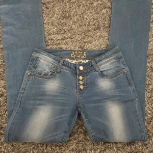 Blå bootcut jeans från Monday Denim - Snygga blå bootcut jeans från Monday Denim med ljusa design och fyra knappar framtill. Klassisk femficksmodell och coolt leopardmönstrat innerfoder. Säljer då de tyvärr är för små för mig. 