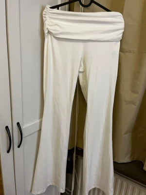 Vita utsvängda leggings - Säljer ett par vita yoga pants leggings. Helt nya bara testat hemma. Ingen aning vart de är ifrån.