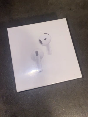  AirPods gen3 - Säljer ett par vita Apple AirPods i originalförpackning. Trådlösa in-ear-hörlurar med stilren och minimalistisk design. Perfekta för musik, samtal och gaming. Kommer i klassisk vit plast med laddningsetui.