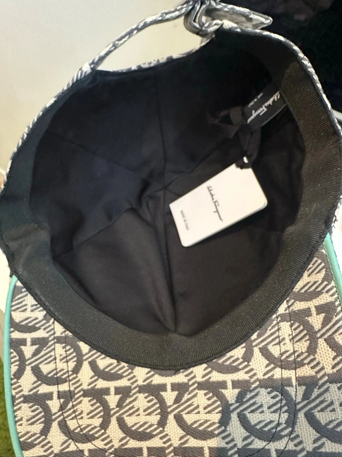 Ferregamo turkos keps  - 4